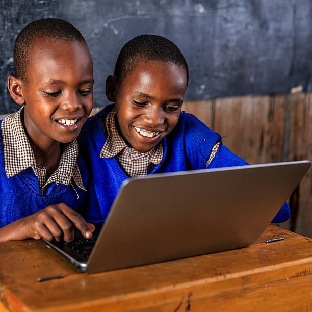 Two Emuna learners sharing a laptop