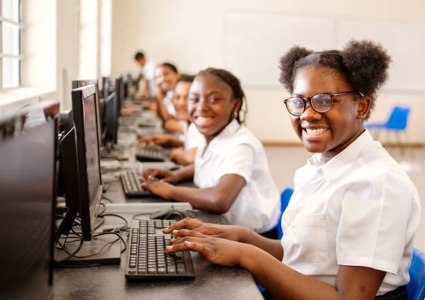 Emuna learners working together in the computer lab